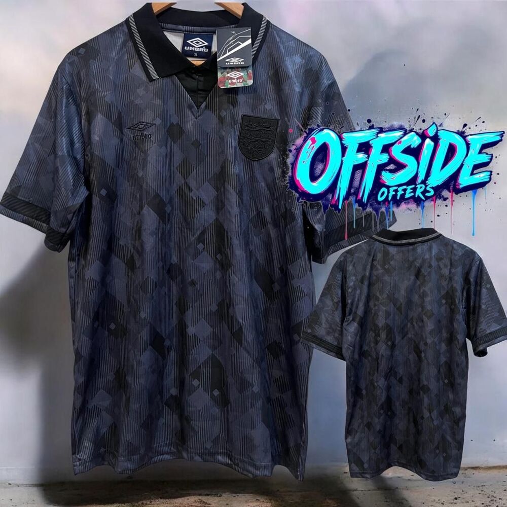 Umbro Men's Black and Navy T-shirt